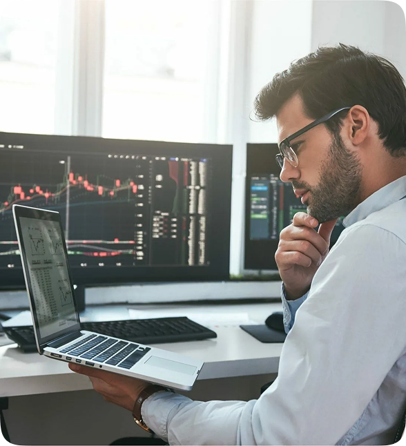 Trader analysant graphiques sur Plateforme Trader AI