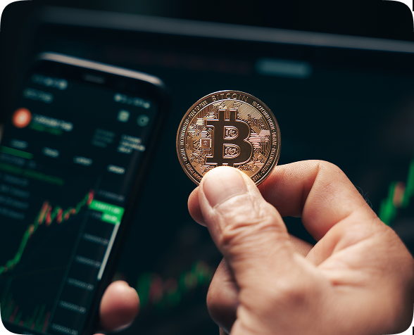 Main tenant un bitcoin devant Application Trader AI