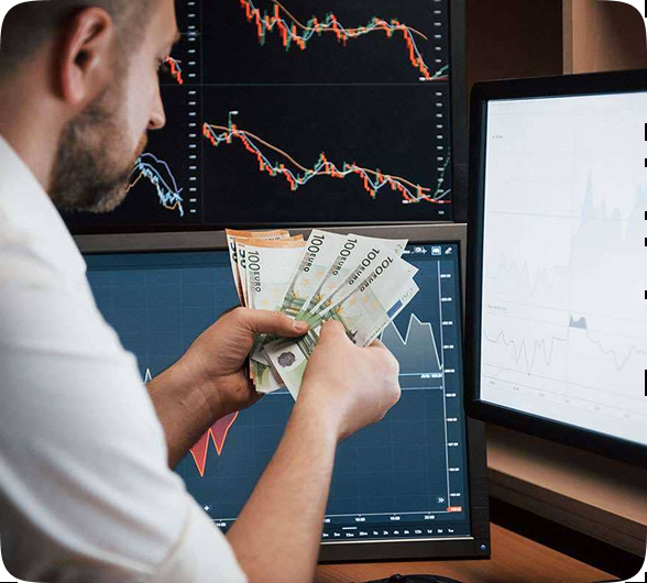 Homme tenant argent face graphiques de trading