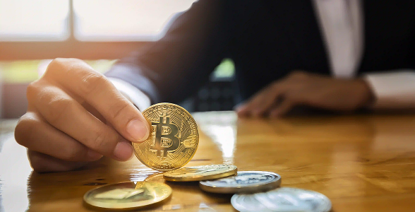 Investisseur manipulant pièces crypto sur table