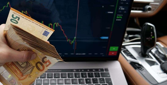 Investisseur montrant argent face écran financier